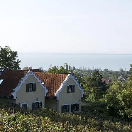 Hillside Апартаменты